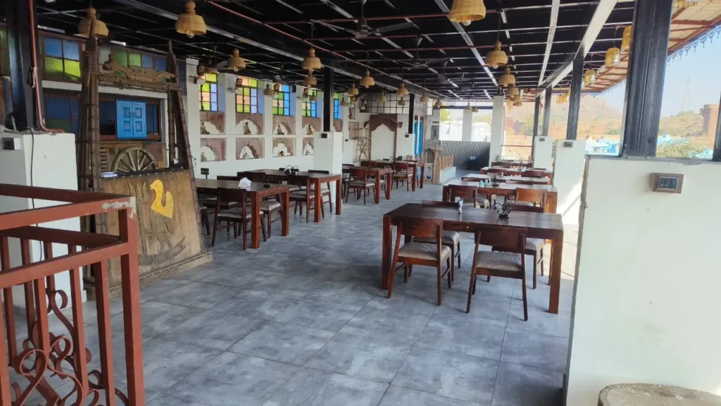 Castle View Home Stay: Restaurant