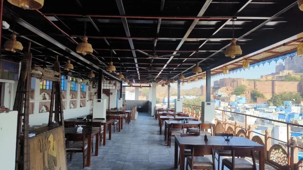 Castle View Home Stay: Restaurant